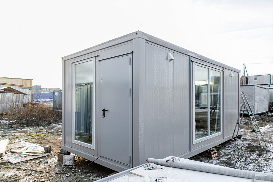Серый блок-контейнер 6 × 3 метра с панорамным остеклением — фото 2