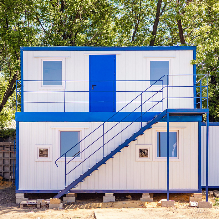 Сине-белое двухэтажное модульное здание из пяти блоков — фото 2