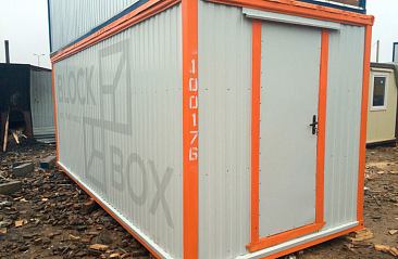 Хозяйственный блок-контейнер с контрастной серо-оранжевой окраской - фото превью