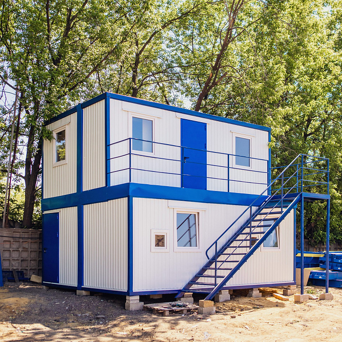 Сине-белое двухэтажное модульное здание из пяти блоков — фото 1