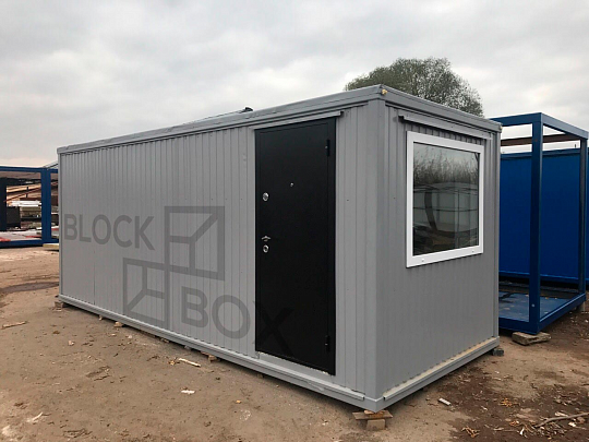 Серый блок-контейнер с большим ПВХ-окном - фото проекта