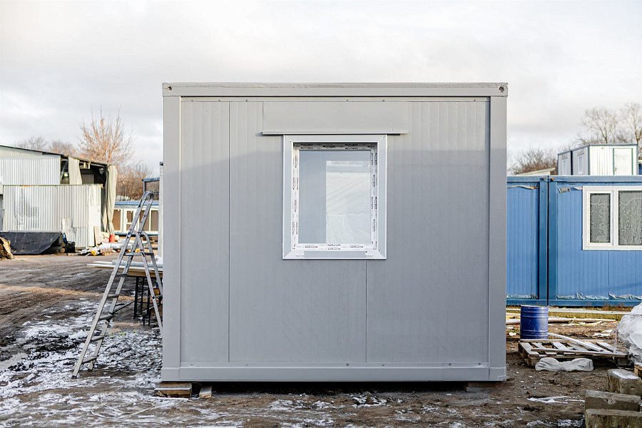 Серый блок-контейнер 6 × 3 метра с панорамным остеклением — фото 5