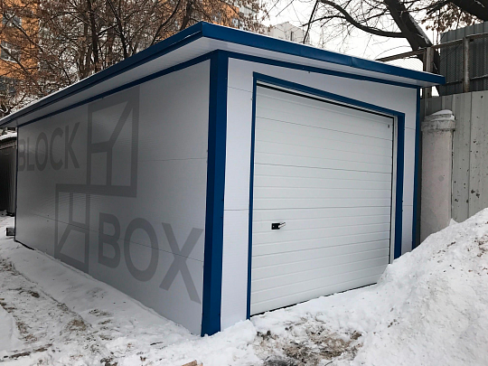 Белый гараж с синим каркасом - фото проекта