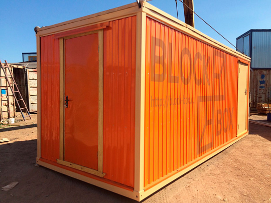 Оранжевый блок-контейнер с двумя входами - фото проекта